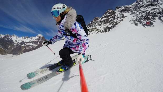 Skier avec une caméra embarquée pour capturer les meilleurs moments Skier avec une caméra embarquée pour capturer les meilleurs moments
